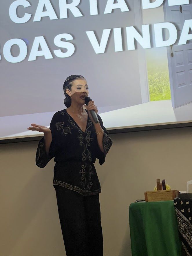 Cinara conduzindo carta de boas-vindas em treinamento